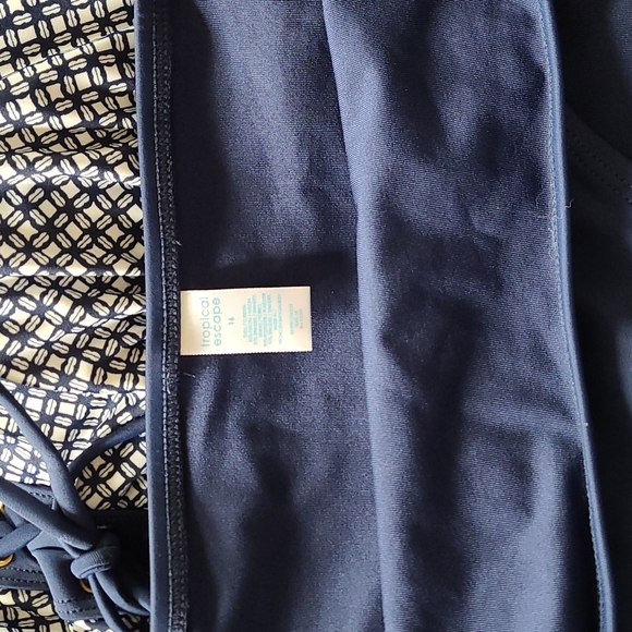 Women's blue tankini and bottoms.  Top is a sz 18 and bottoms ate a sz 16. - Picture 6 of 7
